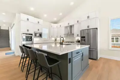 Image de Beautiful new 4-br, 4. 5 ba house with office and studio suite in Fort Collins!