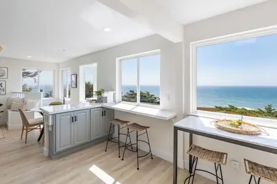 Image de Oceanfront Coastal Home w\/ Breathtaking Views – Hiking, Beaches & More