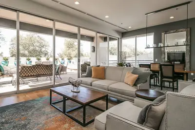 Image de One Of A Kind Spacious Luxury Old Town Loft!