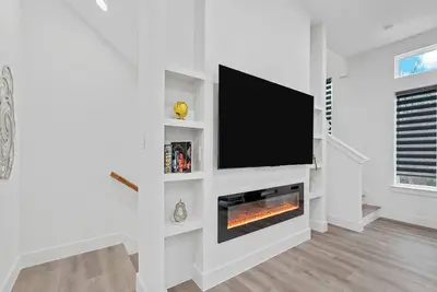 Image de Pet-Friendly- 2br Private Baths- Stylish Stay