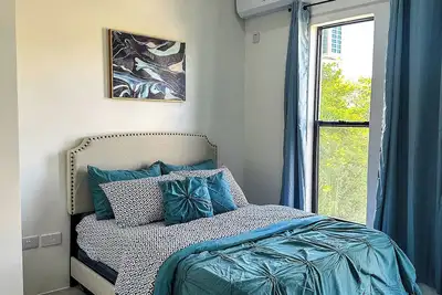 Image de Stylish, Cozy 1 Bedroom Condo with WiFi and Ac in Charming Beausejour Gardens
