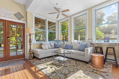 Gnv Downtown Estate- Sleeps 16 - Groups & Events