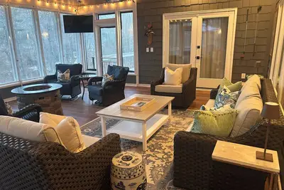 Image de Spacious, fully renovated lakefront home on 1. 87 acres in Reynolds Lake Oconee