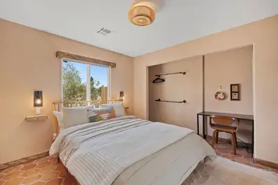 Image de 2-bedroom Desert Adobe Casita with WiFi, Ac, Yard - Walk to Joshua Tree village