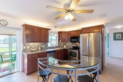 Image de Sebring Race-Charming Home with a cottage overlooking lake Carrie up to 6 guests