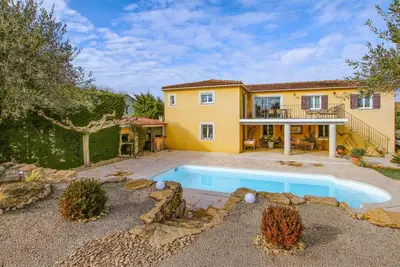 Image de Belle maison à Sarrians avec WiFi
