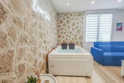 Image de Évasion Santorin ~ Jacuzzi & Relax