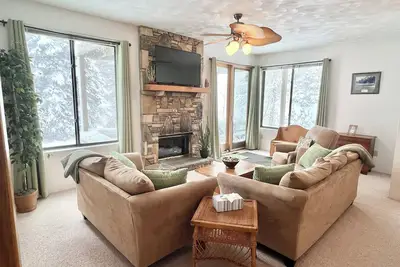 Image de New! 1st Floor True Ski In/Ski Out 3br/3ba w A/C, Close to Hiking, Pools & Golf