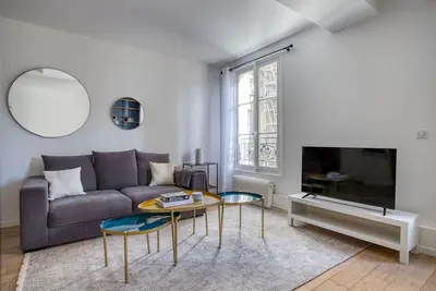 Blueground | La Muette, elev, nr food & shops