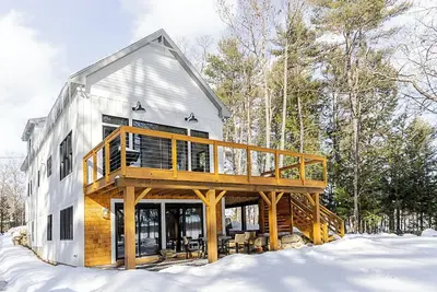 Image de Lakefront, brand new, craftsman style 4-bedroom 2 bath house home on Long Lake.