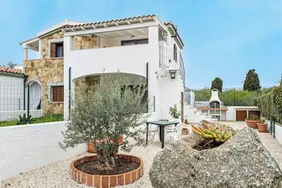 Image de Casa Rosa Ă San Teodoro avec vue sur Tavolara, terrasses et climatisation.