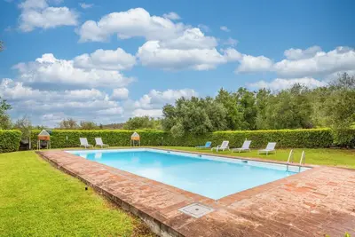 Image de Appartement 'Tuscan Style, Shared Pool' avec piscine partagée, jardin privé et Wi-Fi