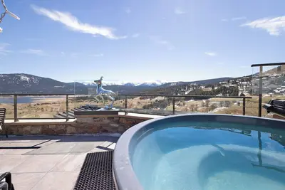Image de Chalet \"Le Refuge Cal Chalon\" avec vue sur le lac, terrasse privée et Wi-Fi