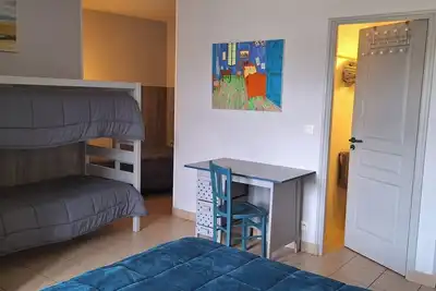 Image de Chambre 'Le Meslay N°3 - Chambre 5 Pers' avec Terrasse partagée, Jardin partagé et Wi-Fi