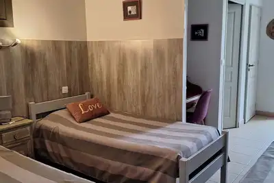 Image de Chambre 'Le Meslay N°7 - Chambre 4 Pers' avec Terrasse partagée, Jardin partagé et Wi-Fi