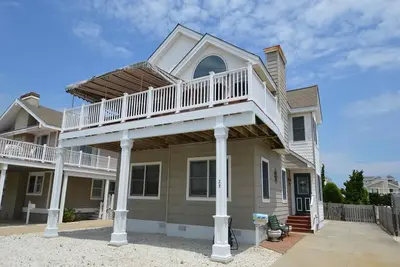 Image de Vacation by the beach and enjoy the private backyard pool. Pets considered, too.