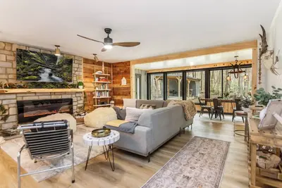 Image de new! creek front, waterfall, fire pit