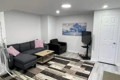 Image de Renovated 2 Bedroom Lower Unit In Richmond Hill's Finest Location.
