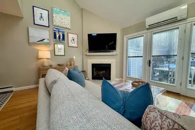 Image de Escape to this stunning Cape Cod townhome in Howland Village in Brewster!
