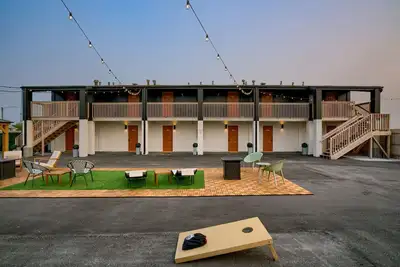 Image de 5 min. to Lincoln's top attractions. Two-queens beds, pickleball & outdoor space