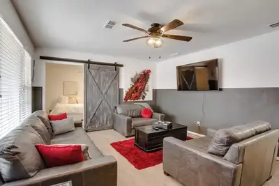 Image de Harmony Home - 4/2 sleeps 11, 1 mile to Texas Tech