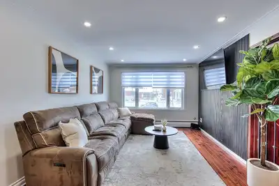 Image de Spacious 3 bedroom home. Close to Place Bell and 25 min from downtown Montreal