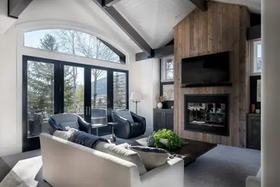 Image de Luxury Home | Pool Table | Fireplaces | Hot Tub