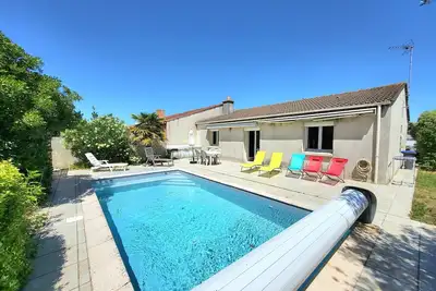 Image de Agreable Maison 2 Chambres Avec Pisicine Et Stationnement Dans Un Quartier Calme