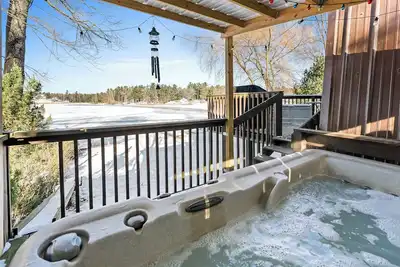 Image de Crocker Lake Escape: A spacious 3-bedroom retreat with lake access and a hot tub.