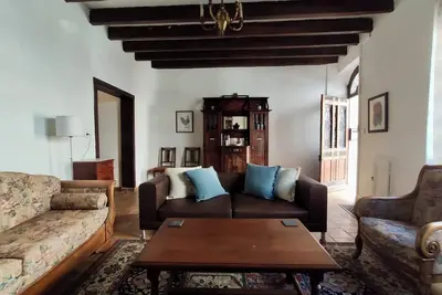 Image de Bright and spacious authentic French townhouse with courtyard
