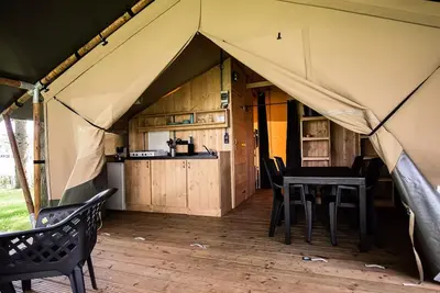 Image de Tente lodge premium avec sanitaires 5 personnes 5 personnes