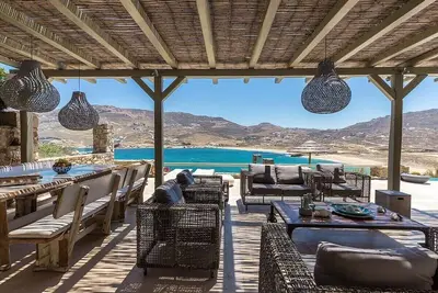 Beautiful 5 Br Villa Minutes from the Beach