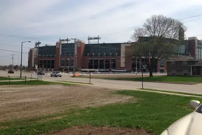 Image de Across the street from Lambeau. Spacious 4-bedroom house for the Draft 2025