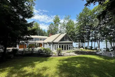 Image de Private Lakefront Estate with 180 Degree Views