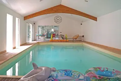 Image de Maison mer et pins, piscine intérieure