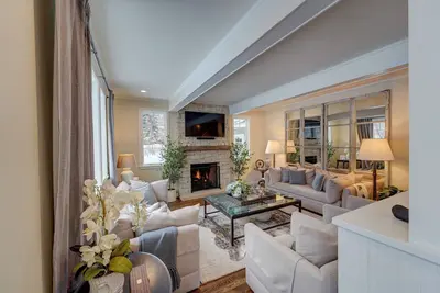 Image de \n3 + Den or 4-Bedroom Rental w/2-Car Indoor Pkg, Minutes to Town & Ski Lodge!