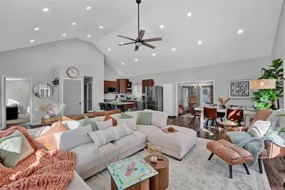 Image de Spacious Ranch Getaway • HotTub • 2 KingBeds • DogFriendly • Arcade • 75\" 4k TVs