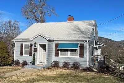 Image de Adorable Cozy Mountain Home. 3-bedroom house in wonderful Woodfin with Ac, WiFi.