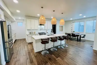 6br, 4 Bath • Huge Kitchen • Sleeps 12 Comfortably