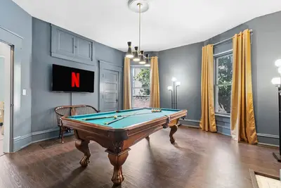 Image de Fun Spacious 5 Bdrm Estate w/Theater, Billiard Parlor, Speakeasy Bar & Poker Rm