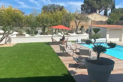 Image de Bas de villa avec piscine, jacuzzi et jardin privatifs à 600m de la plage