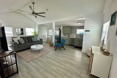 Image de Charming Beach Cottage just steps away from Beautiful Clearwater Beach! !