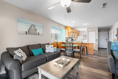 Image de 2br Lakeside Condo | Spacious Deck + Lake Views