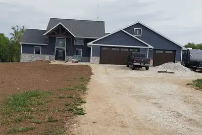 Image de Nfl Draft House - 10 min from shuttle @ Uwgb 5-bedroom/3 bath/10 acre
