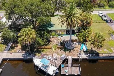 Image de Cozy 2-bedroom house on the canal in charming Port Richey with Ac, & WiFi.