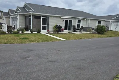 Image de Cozy, new 2-bedroom, 2 bathroom home with 2-car garage on a corner lot.
