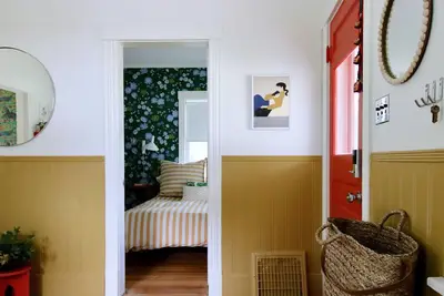 Image de Swiss-Modern 1918 Cottage in Aksarben