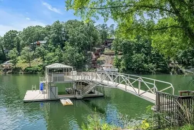 Image de Waterfront Double Decker Dock - 5 Bed 3 1\/2 Bath Smith Lake House in Cullman Al