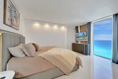 Image de Luxury oceanfront 3/2 condo on the beach 16 Fl