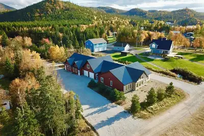Image de Sunset Chalet #4 Super 4 Bedroom, Sleeps 8 Two Full Bathroom Kitchen-Living area